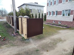 Забор с кирпичными столбами